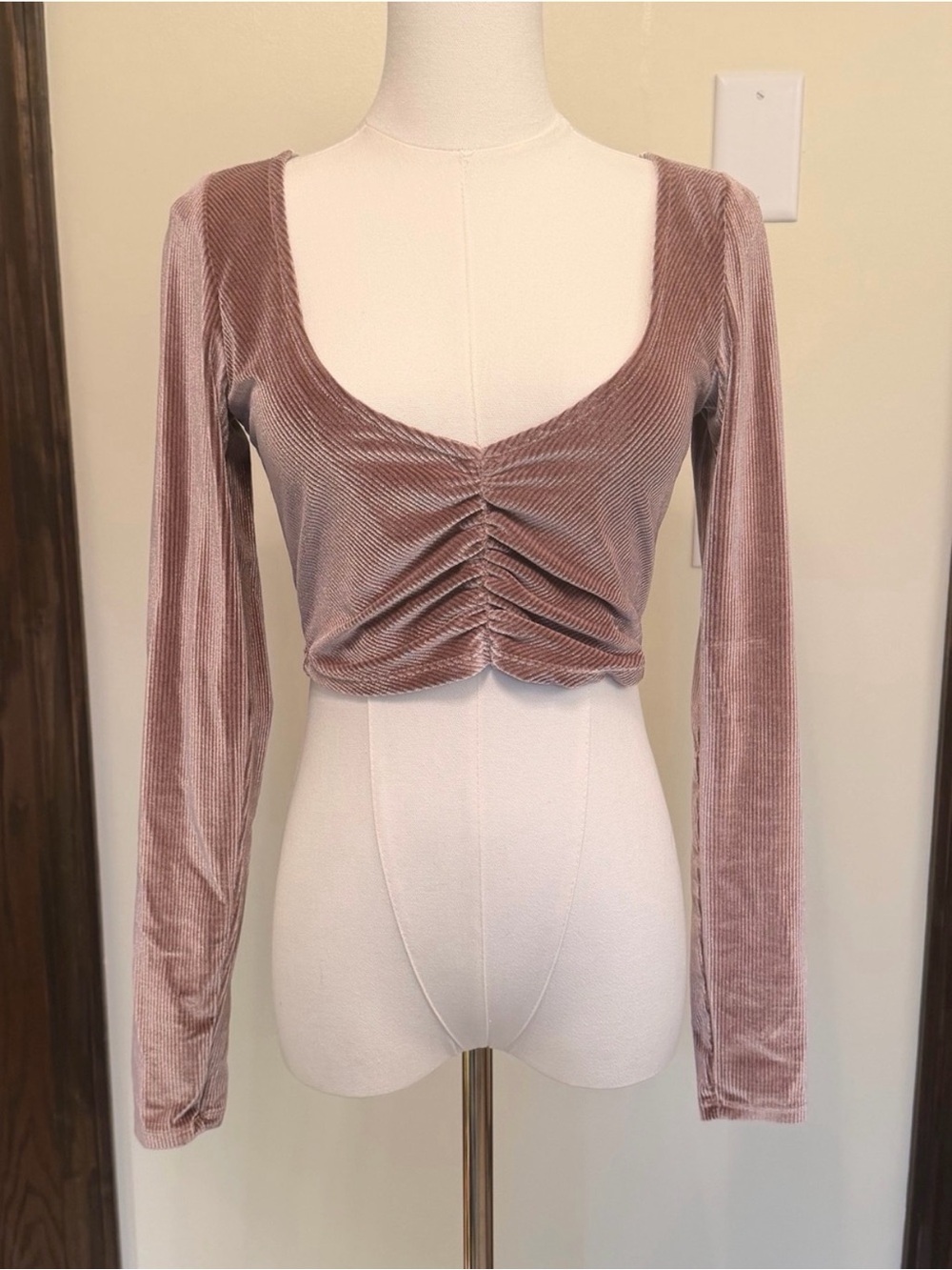 Urban Outfitters Ruched Velvet Long-Sleeve Crop Top - Mauve Pink